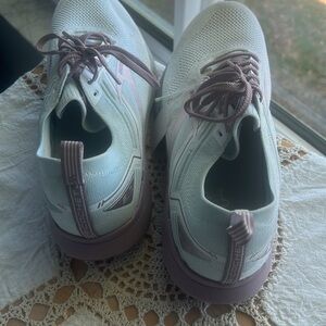 Brooks Gray Sneakers Sleek Mesh Design
